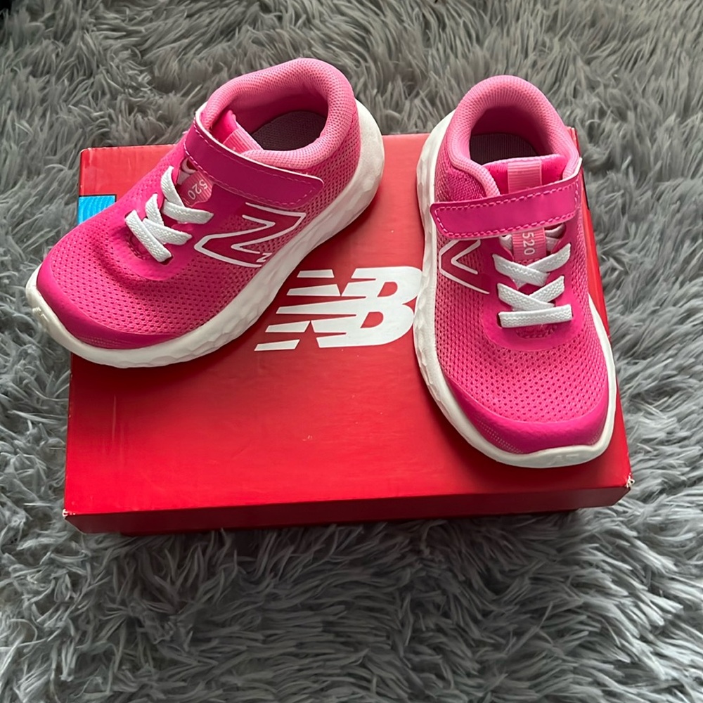 Toddler New Balance shoes-Pink size 6